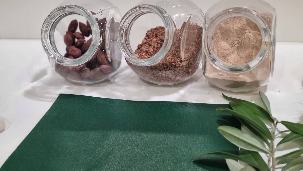 Beeld via Jasmien Wynants - EMM synthetisch leder met olijfpitten