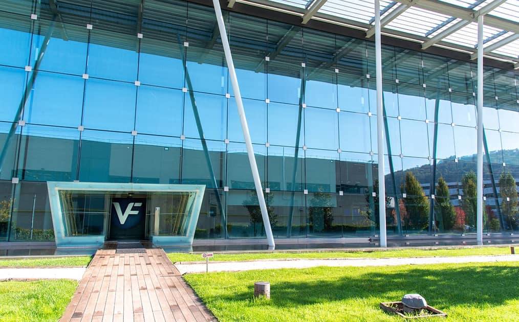 La sede de Stabio prioriza la sostenibilidad con iluminación de bajo consumo y materiales locales como madera, cerámica y pizarra. Utilizan energía 100% renovable, principalmente de parques hidroeléctricos y eólicos, con energía adicional generada por paneles solares en los tejados. Los terrenos cuentan con vegetación local para la preservación de la biodiversidad.Credits: VF Corporation