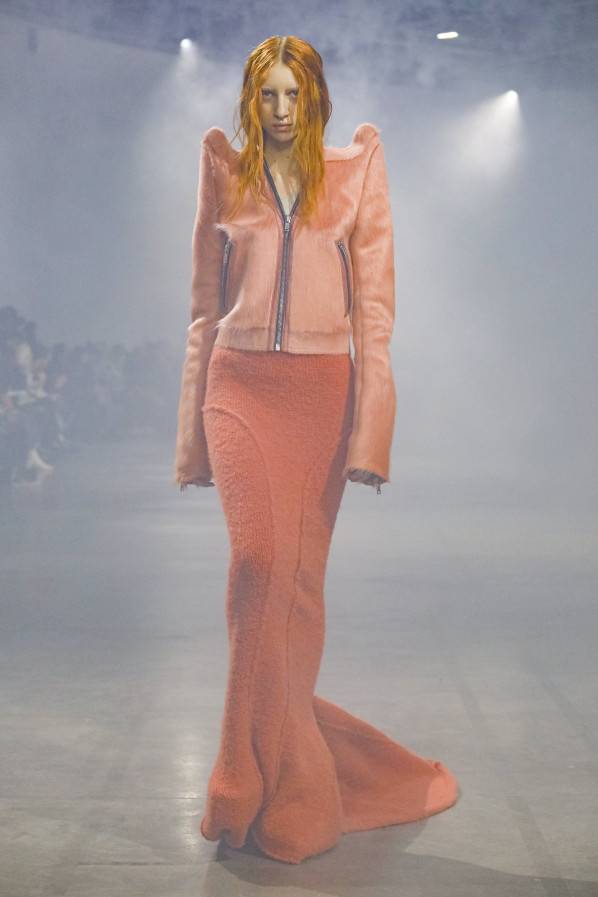 Beeld: Rick Owens AW22 via Catwalkpictures.com