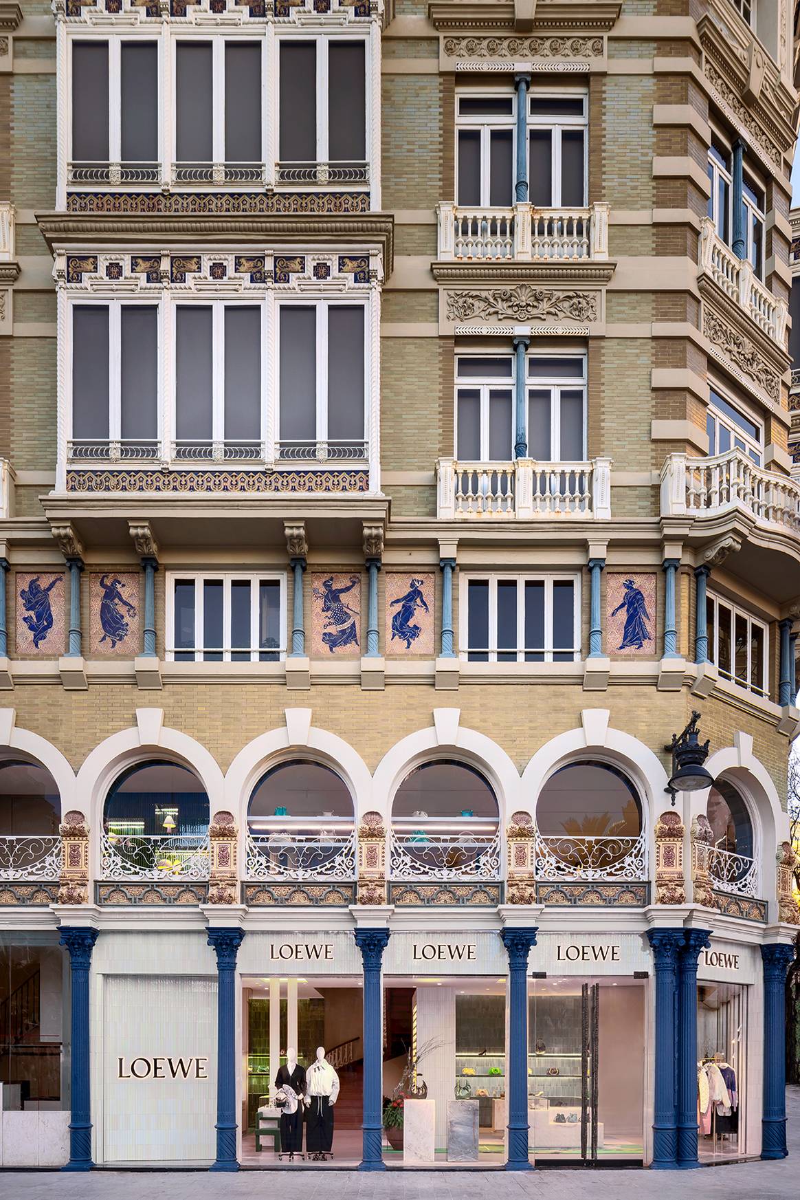 Tienda de Loewe en el número 5 de la plaza de la Reina de Valencia (España).