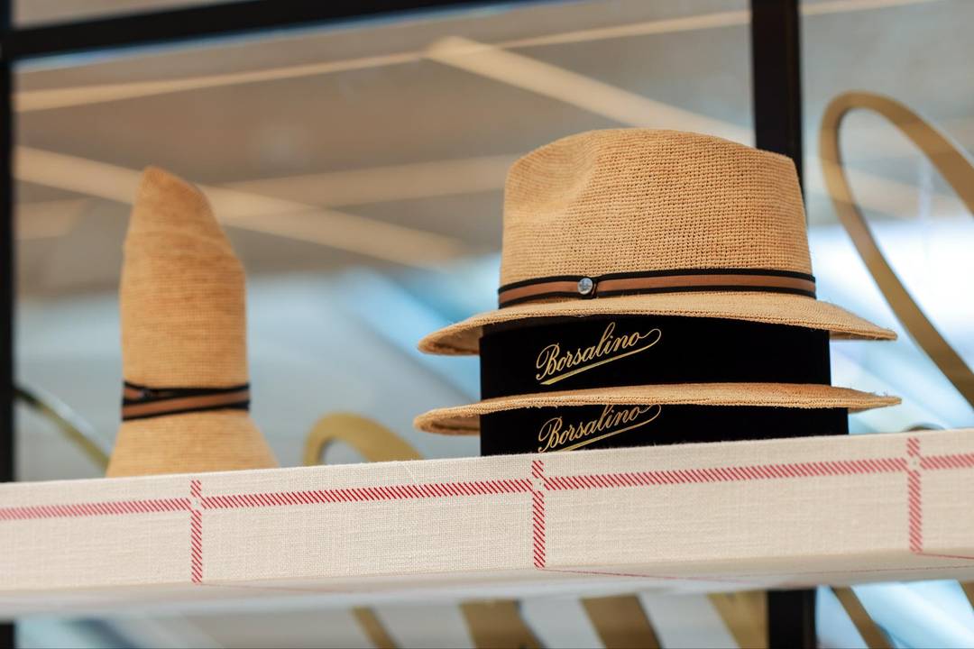 Il negozio si trova nel luxury mall Plaza 66