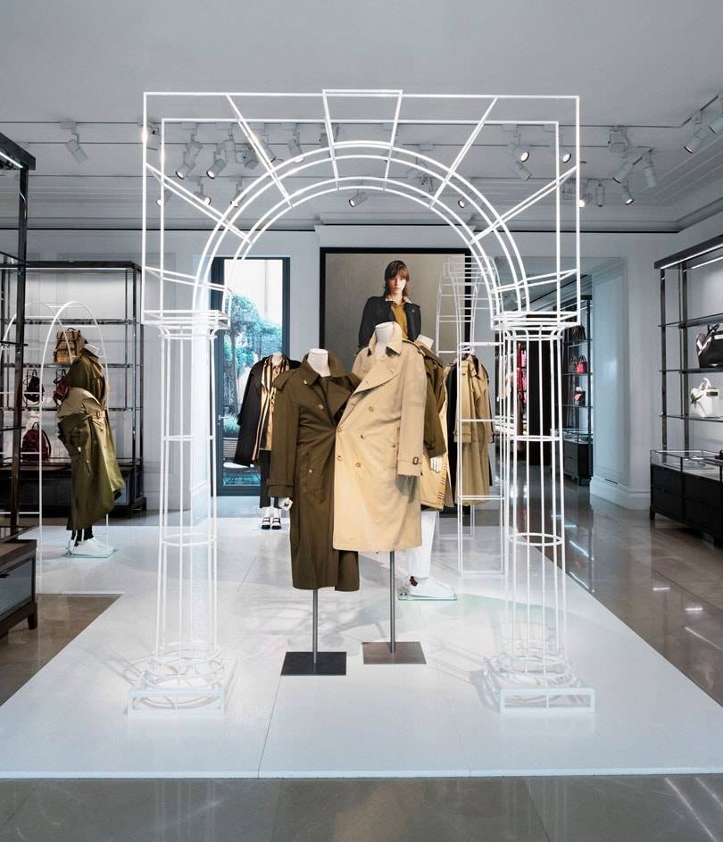 Boutique Burberry Faubourg : installation de trench coats revisités