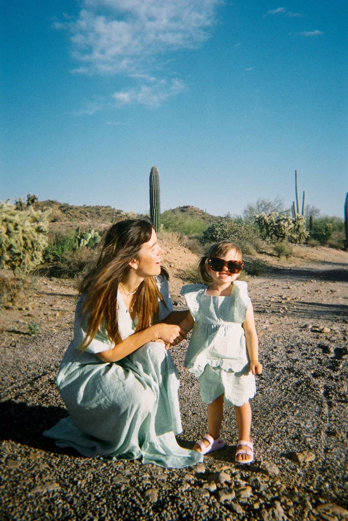 Outfits zijn onderdeel van de moeder-kind collectie & Other Stories. Credit: & Other Stories