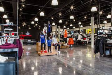 Foot Locker, Inc. noteert omzetdaling van 11,4 procent en stelt verwachtingen bij