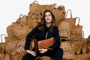 Cindy Crawford kehrt mit neuer Kampagne zu MCM zurück