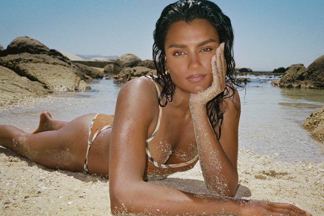 Burberry e Hunza G collaborano per una nuova capsule di costumi da bagno.