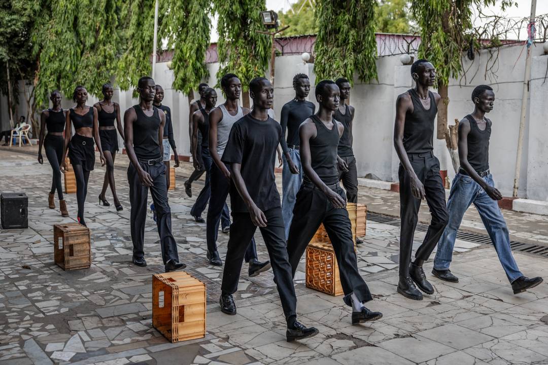 Modelli e modelle professionisti dell'agenzia di moda Jubalicious con sede a Juba si esercitano in passerella durante una sessione di allenamento in un hotel a Juba il 19 febbraio 2026.