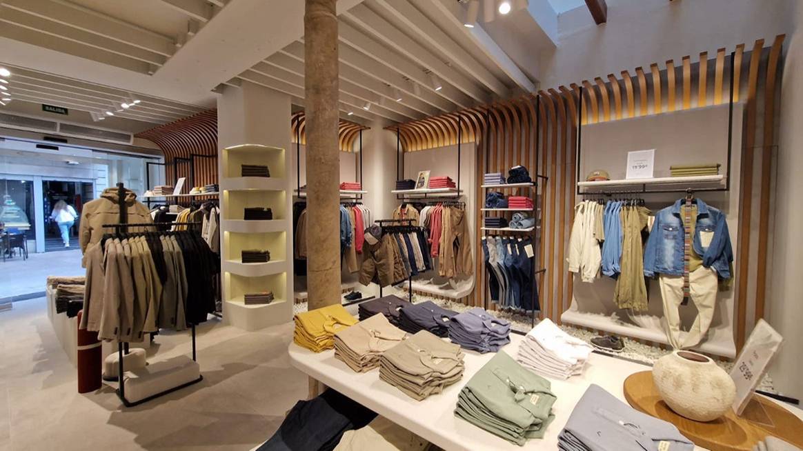 Photo Credits: Interior de la nueva tienda de Boston en el 32 de la calle Sierpes de Sevilla. Fotografía de cortesía.