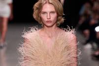 Stella McCartney pakt ‘barbaarse’ verenindustrie aan