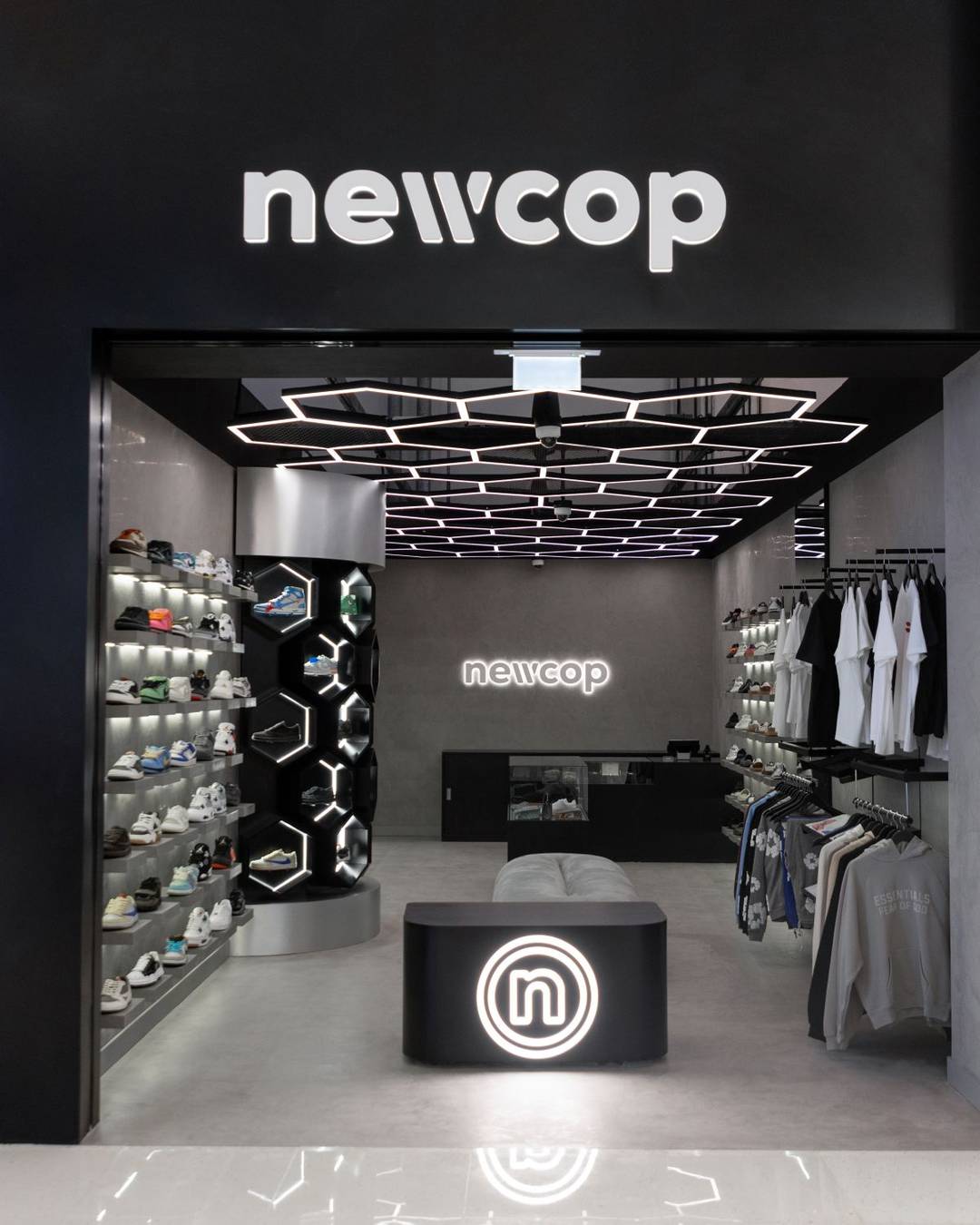 Tienda de Newcop en el centro comercial Dubái Mall de Dubái (EAU).