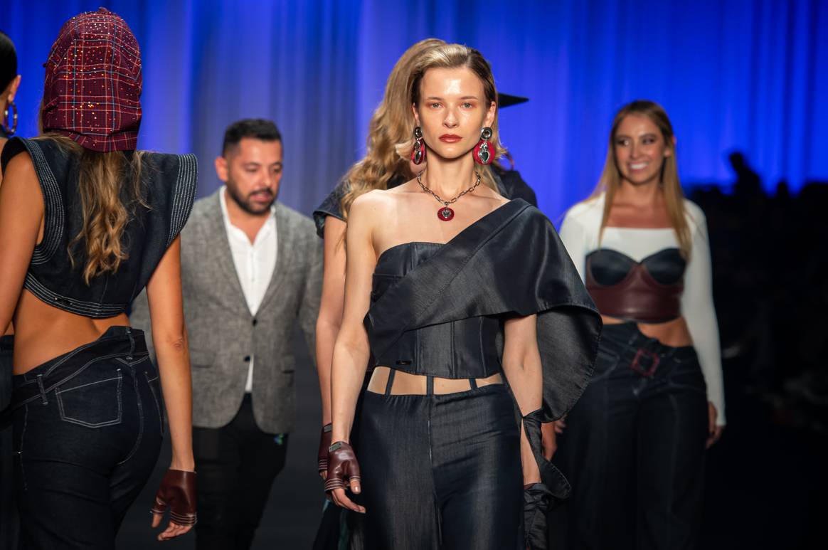 Presentación de Proyecto [PUENTE] en Bogotá Fashion Week 2025.