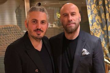 JOHN TRAVOLTA OSPITE DI “AMICI DI MARIA DE FILIPPI” CON UN TOTAL LOOK MATTEO PERIN