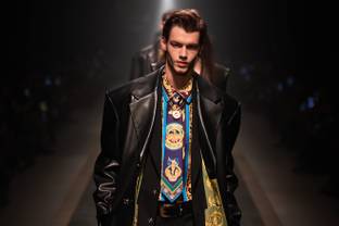 Prada komt dichter bij gemelde 1,5 miljard dollar Versace-deal