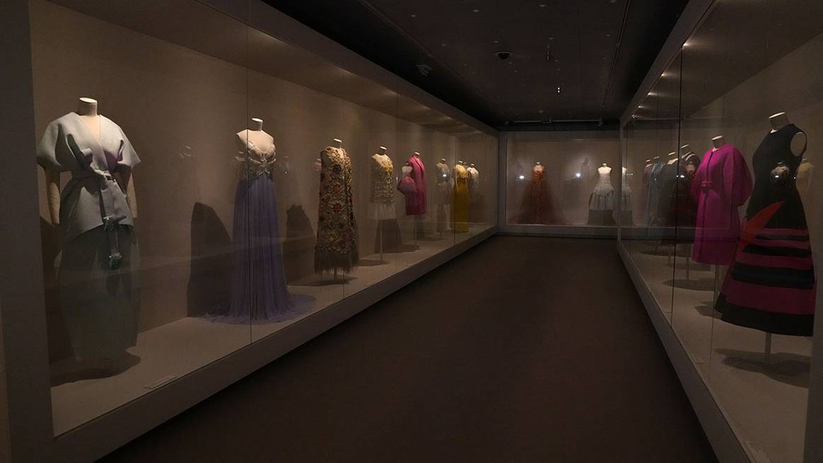 Créditos: Interior de la exposición “Josep Font. Belleza e inquietud”, en el Museo Cristóbal Balenciaga de Getaria. Fotografía de cortesía.