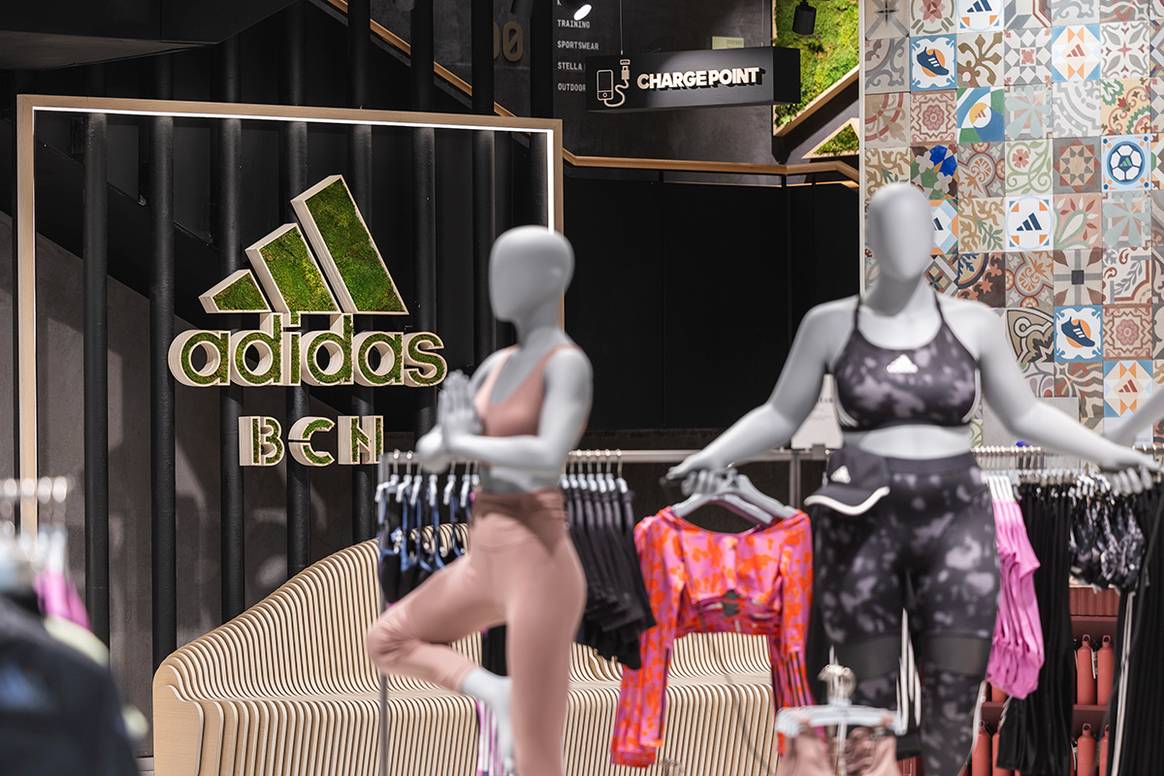 medios de comunicación sesión Respetuoso del medio ambiente Adidas abre en Barcelona su mayor tienda en España