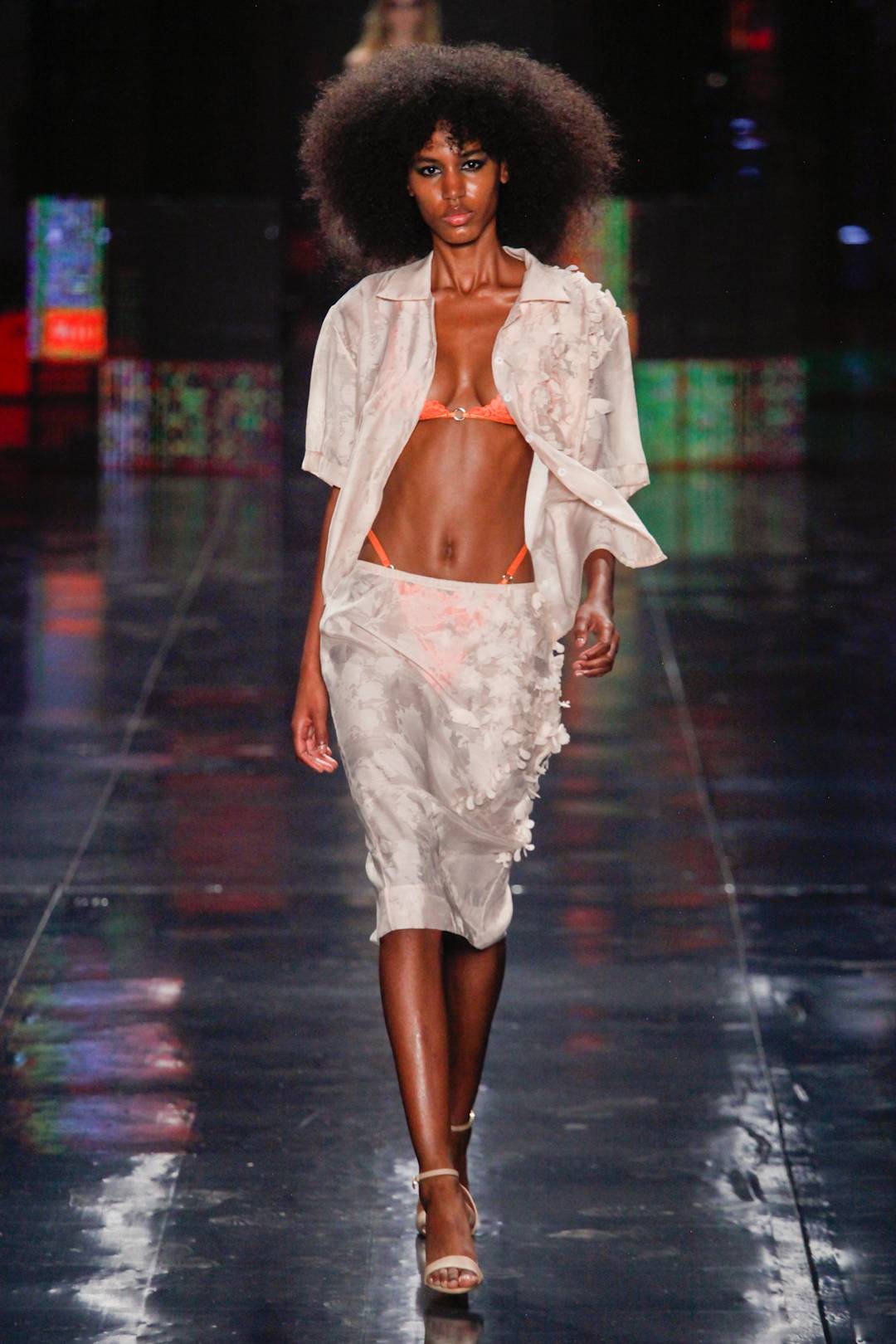 Flores e pétalas de tecido na saia e blusa, diáfanas, de Bold Strap