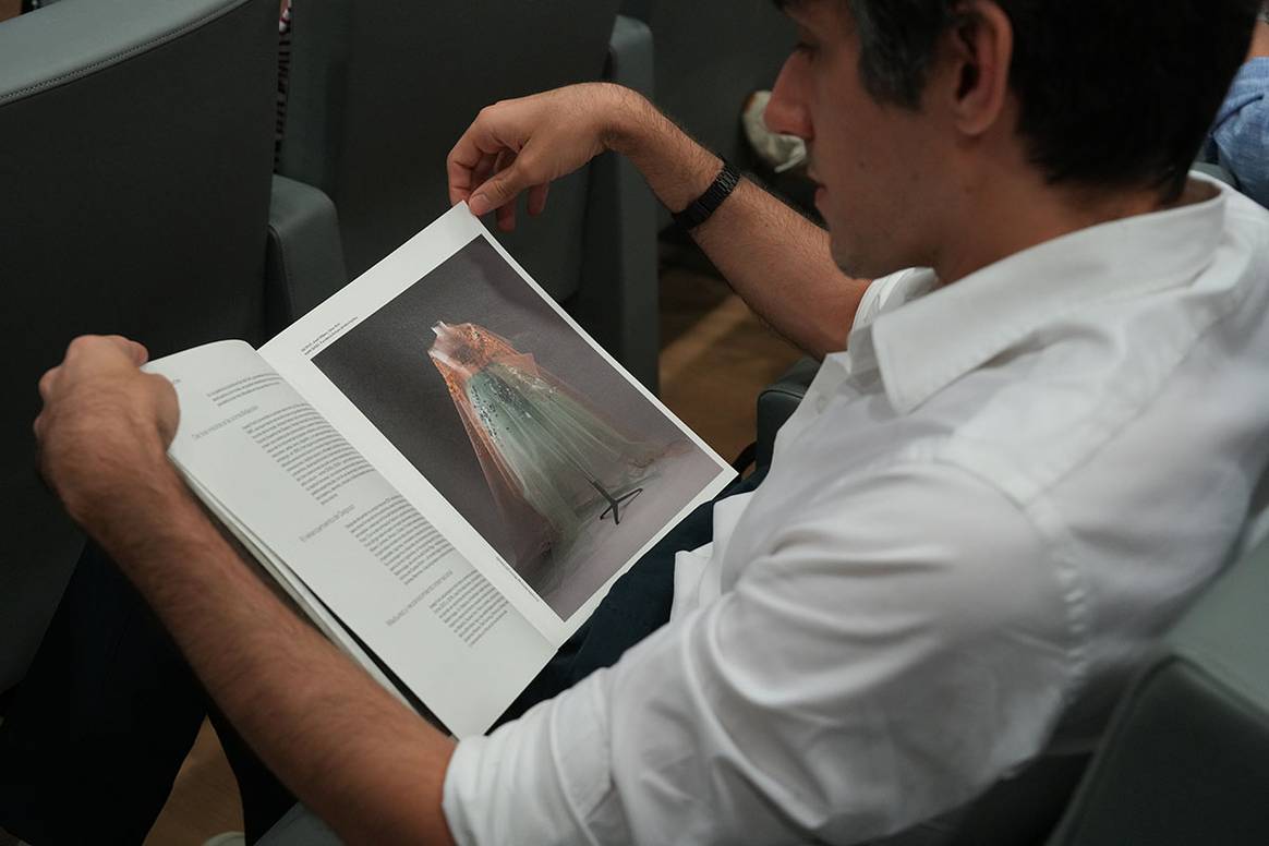 Créditos: Imagen de la rueda de prensa de presentación de la exposición “Josep Font. Belleza e inquietud”, en el Museo Cristóbal Balenciaga de Getaria. Fotografía de cortesía.