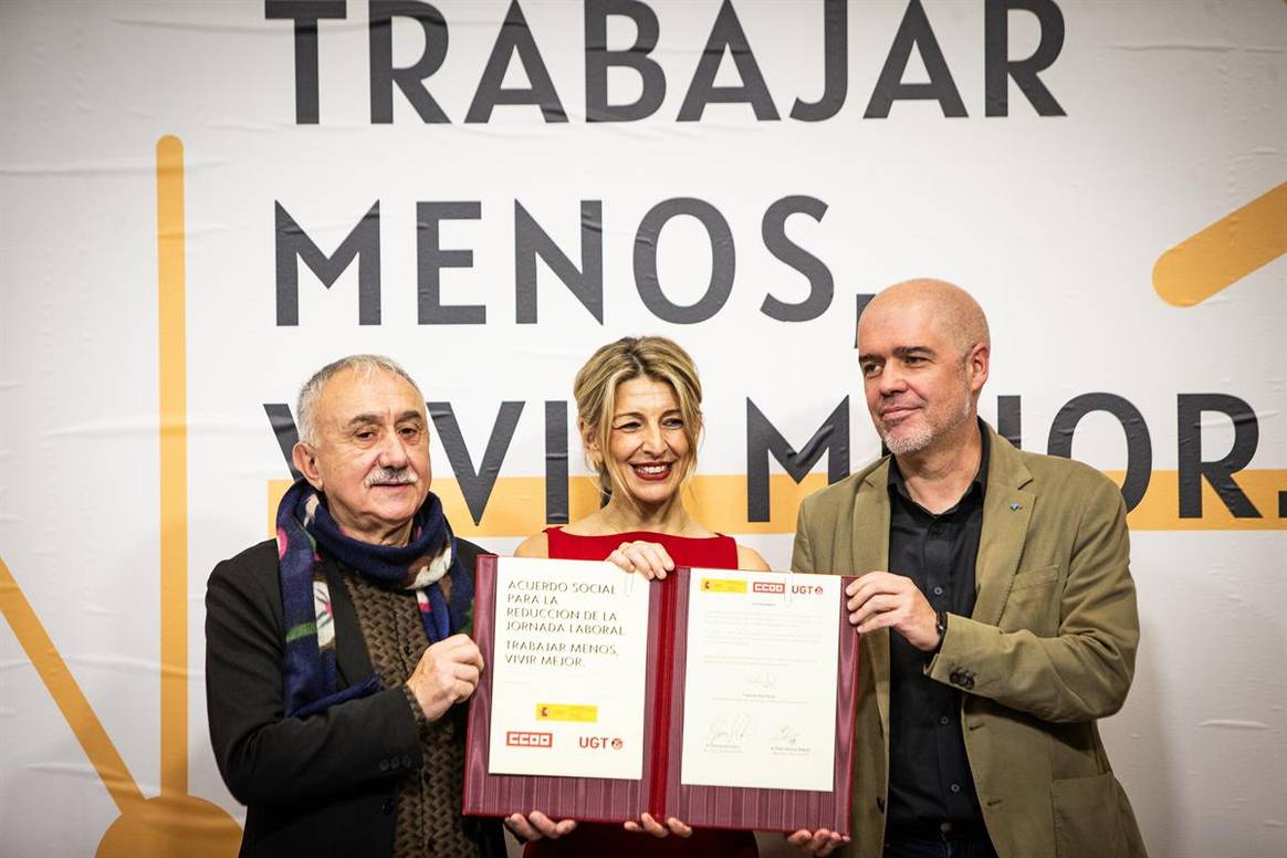 Firma del acuerdo para la reducción de la jornada laboral entre el Gobierno de España y los sindicatos CCOO y UGT, el 20 de diciembre de 2024.