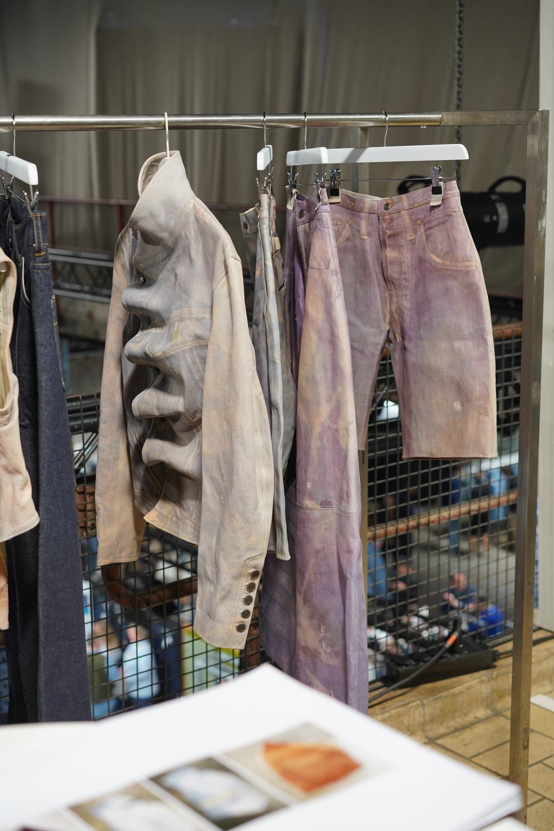 In het project ‘Thought Puppet’ wordt denim een print op leer.