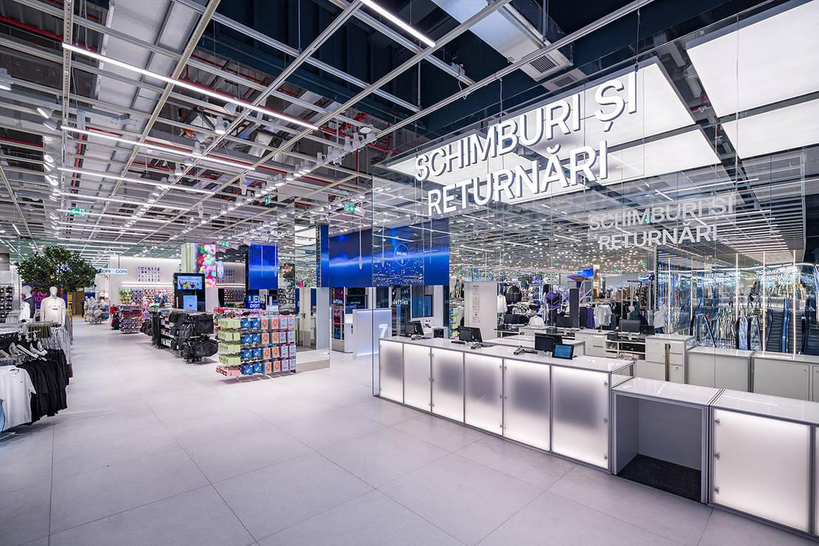 Interior de la nueva tienda Lefties Digital Store Rumanía, en el centro comercial Promenada Mall de Craiova (Rumanía).