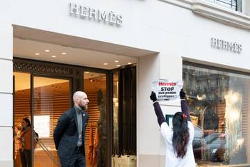 Des militantes PETA diffusent un spray nauséabond dans une boutique Hermès