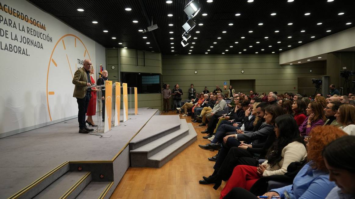 Firma del acuerdo para la reducción de la jornada laboral entre el Gobierno de España y los sindicatos CCOO y UGT, el 20 de diciembre de 2024.