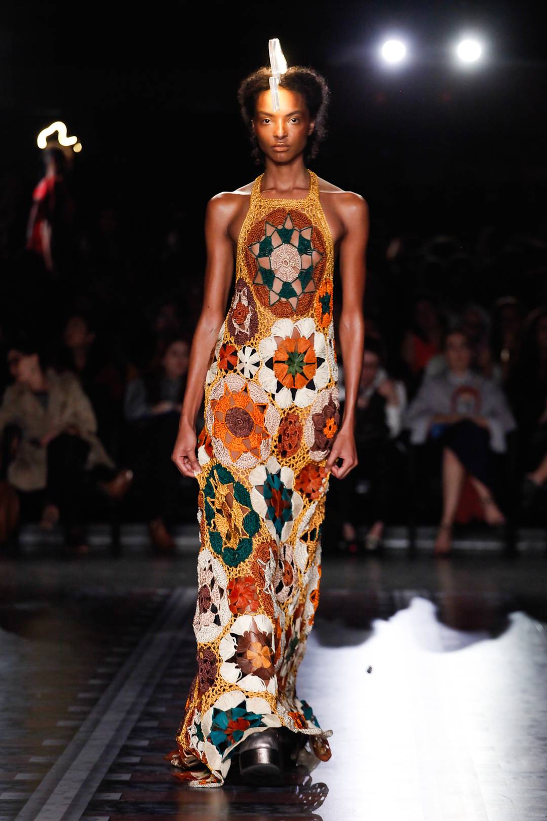 O vestido longo foi confeccionado com várias linhas de crochê coloridas em Ronaldo Fraga