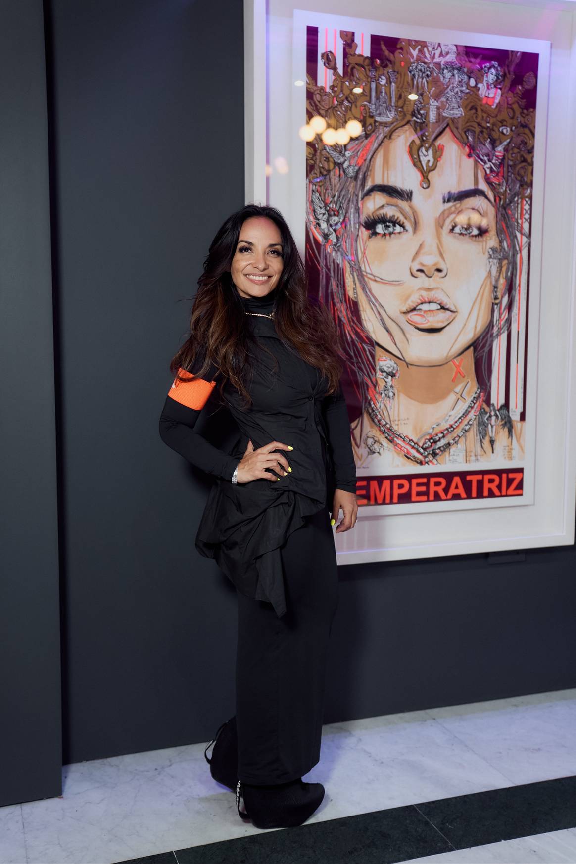 Eva Vale con su obra