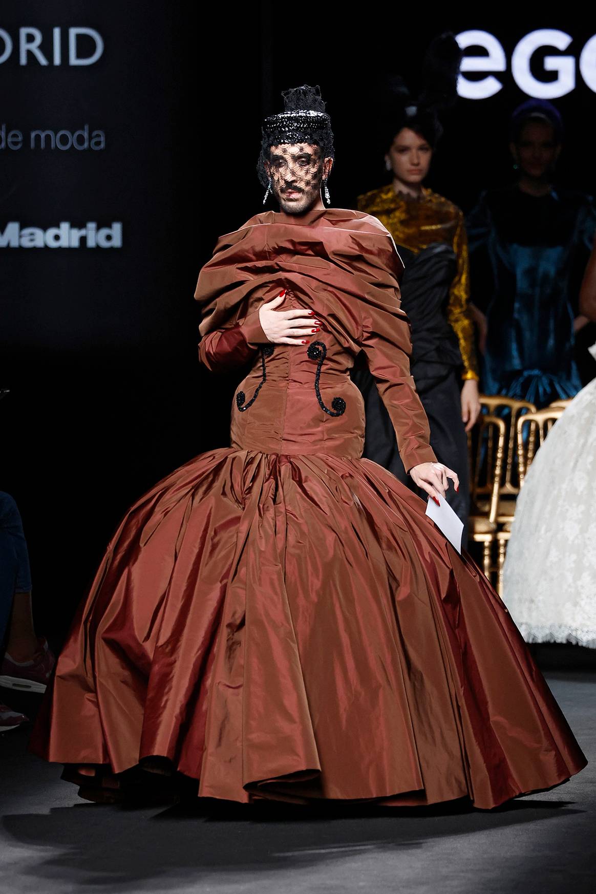El diseñador Guillermo Décimo cerrando el desfile de presentación de su colección “In Tempo”.