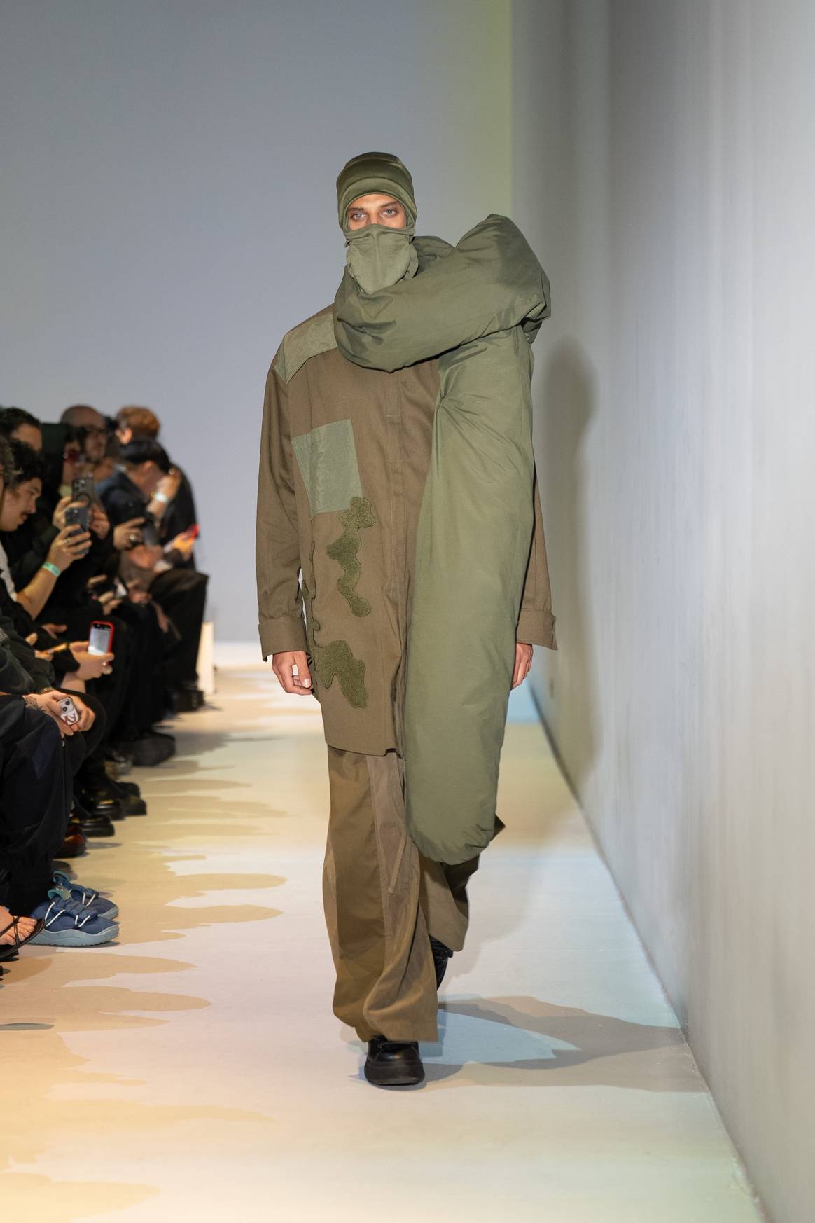 Texturas tipo puffer incluso en accesorios, como esta bufanda.