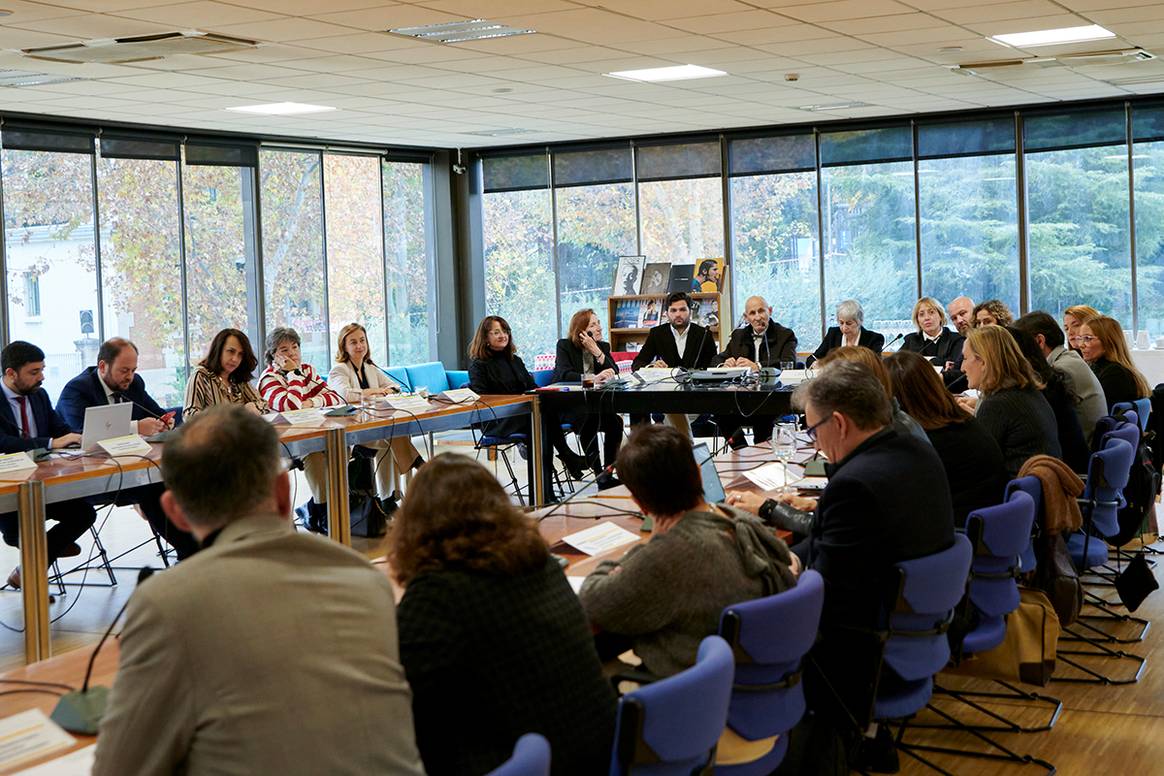 Segunda reunión de la Mesa de Trabajo Permanente de la moda de autor, celebrada en el Museo del Traje de Madrid el 11 de diciembre de 2024.