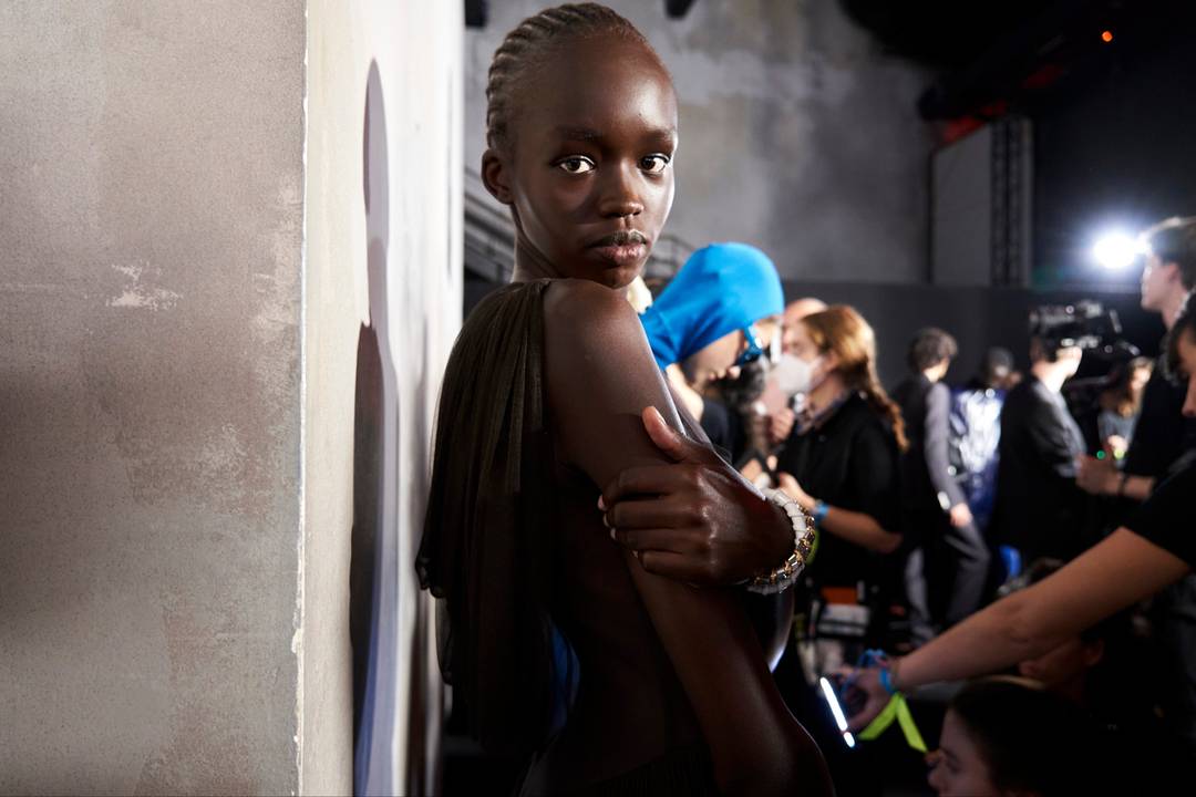 Anyier Anei nel backstage della sfilata SS23 di Lanvin.