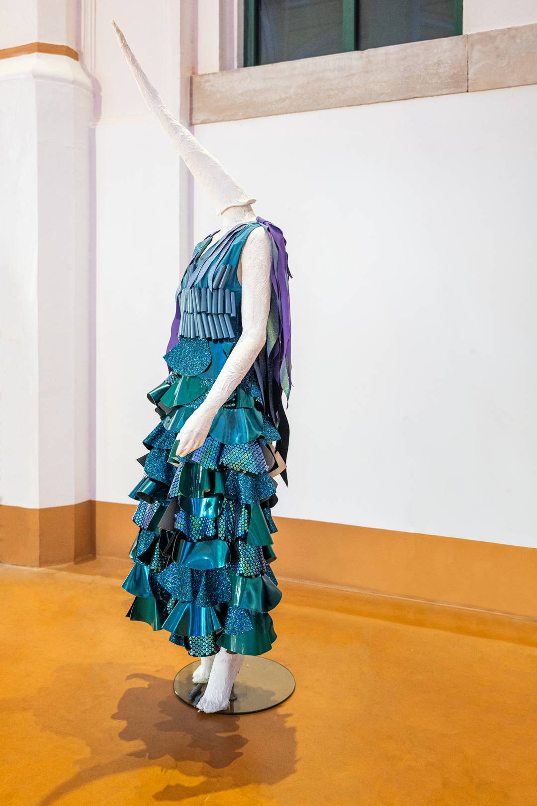 I 28 abiti sono realizzati interamente con materiali di recupero