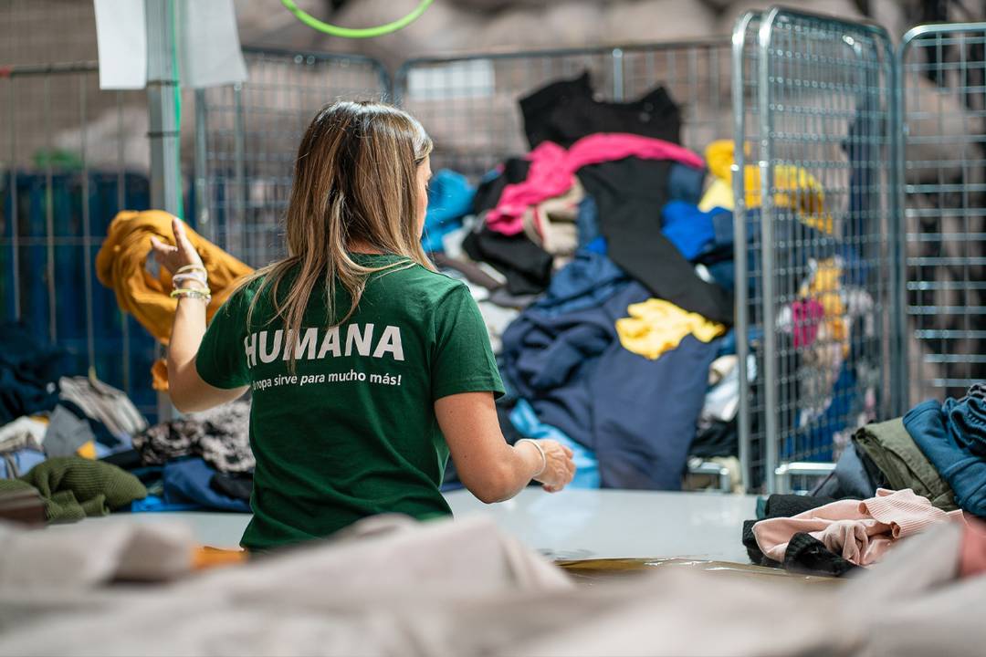 Trabajadora de la planta de gestión de residuos textiles de Humana en Leganés, Madrid (España).