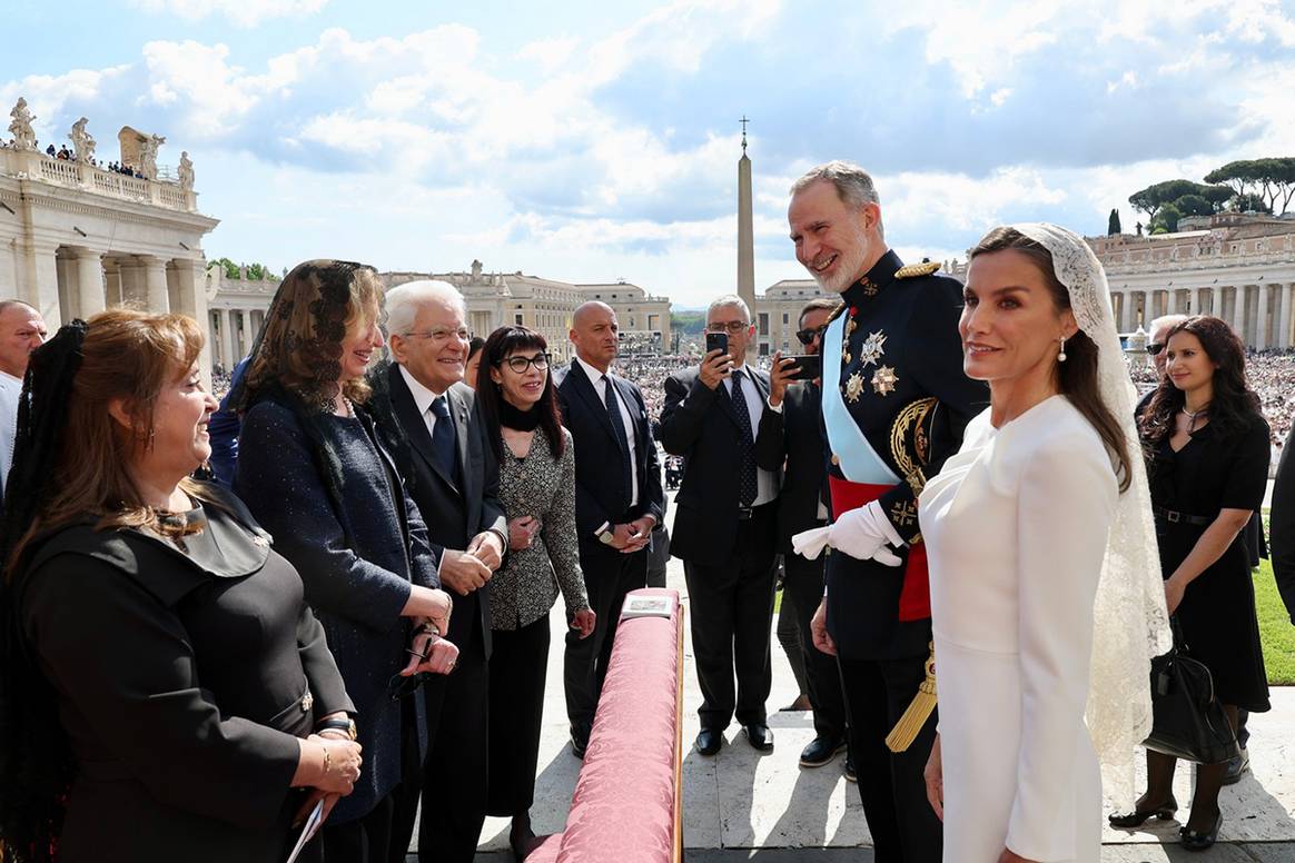 Don Felipe y Doña Letizia en su visita al Vaticano por la Misa del inicio del Pontificado del Papa León XIV, el 18 de mayo de 2025.