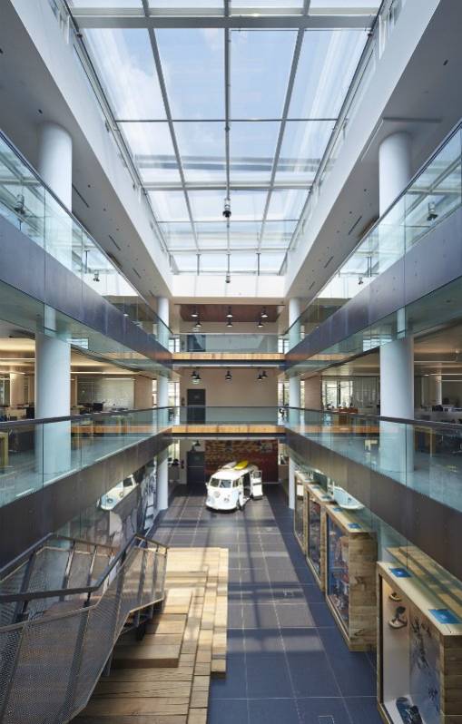 La sede de Stabio ofrece un gimnasio y pistas para correr para los empleados. El diseño incluye espacios abiertos, tiendas de marca, salas de exposición y laboratorios creativos. Las áreas de reunión innovadoras como la "Góndola" y una camioneta Volkswagen modelo 1979 renovada ofrecen espacios únicos, mientras que las tiendas modelo permiten a las marcas probar diseños y exhibir colecciones. Credits: VF Corporation.