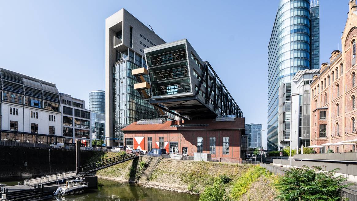 Wolkenbügel-Gebäude im Düsseldorfer Medienhafen