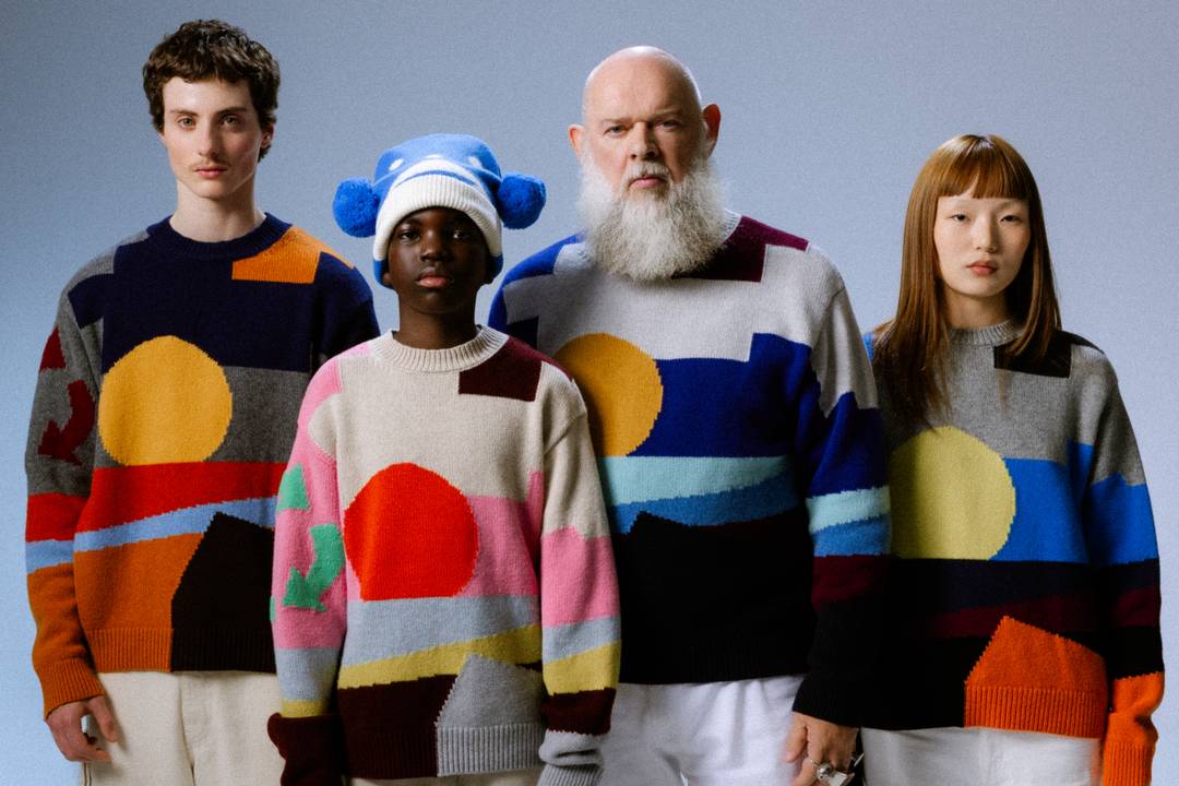 Walter van Beirendonck (tweede van rechts) heeft 500 unieke truien gemaakt voor JBC.