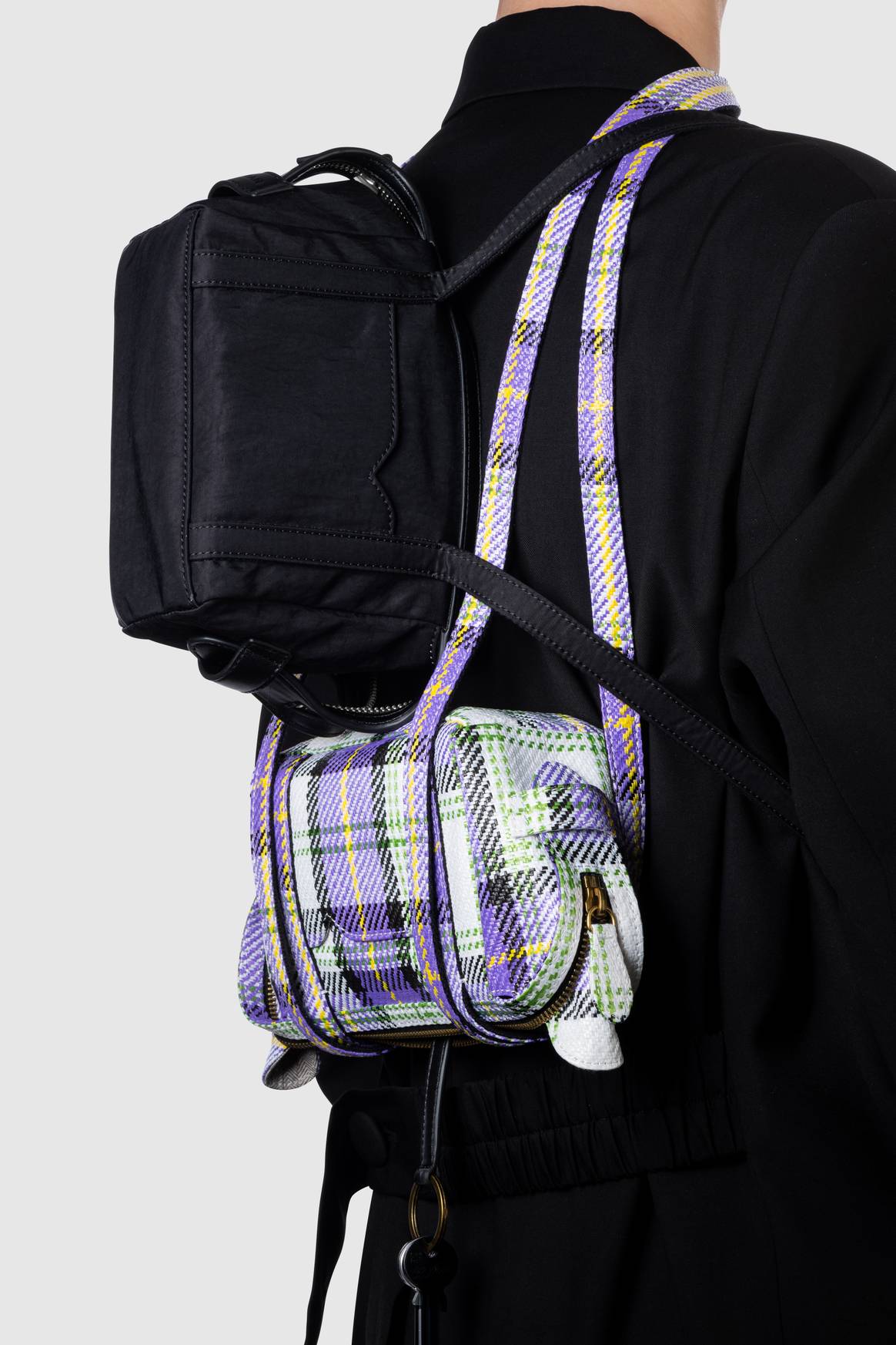 Multifunktionale Tragweisen der 'All-In-One'-Tasche. Bild: William Fan x Klarna