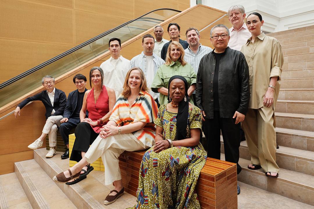 Fotografía de grupo de los miembros del jurado del Loewe Foundation Craft Prize de 2026.