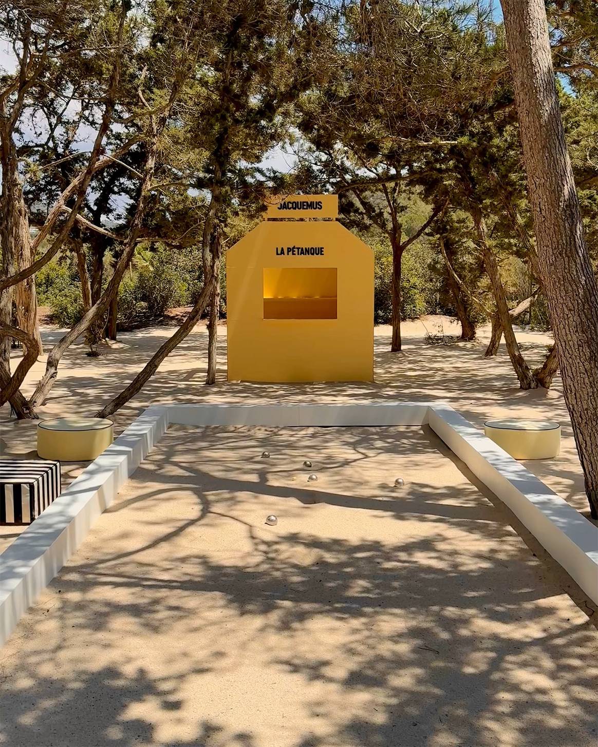 Espacio para el juego de la petanca diseñado por Jacquemus en Casa Jondal, Ibiza (España).
