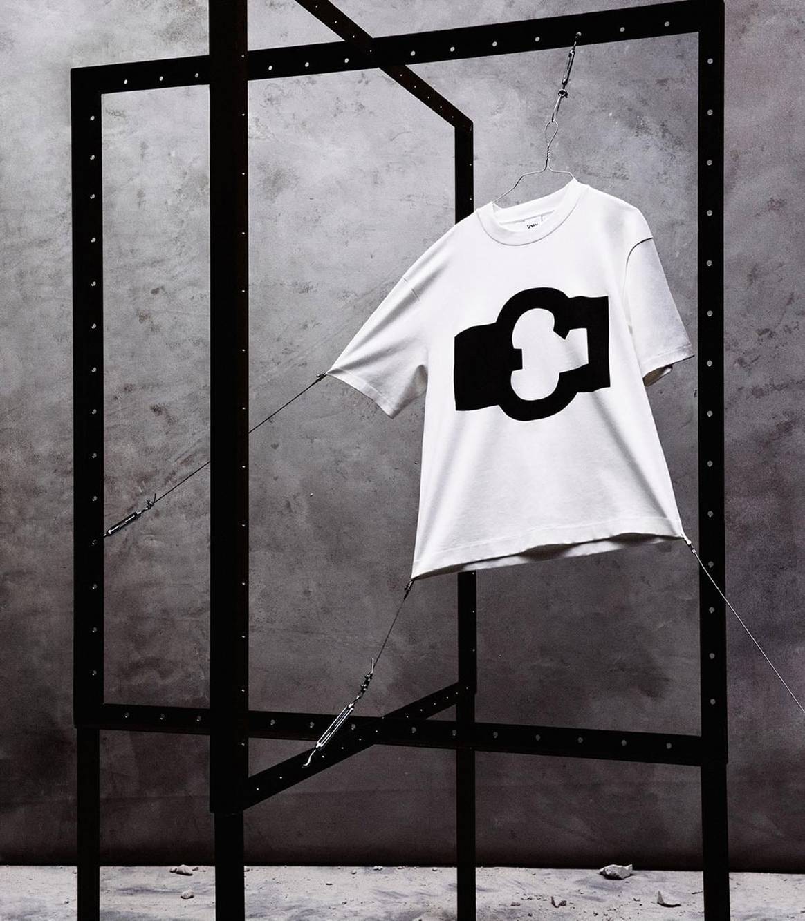 Zara homenajea a Chillida con una colección cápsula