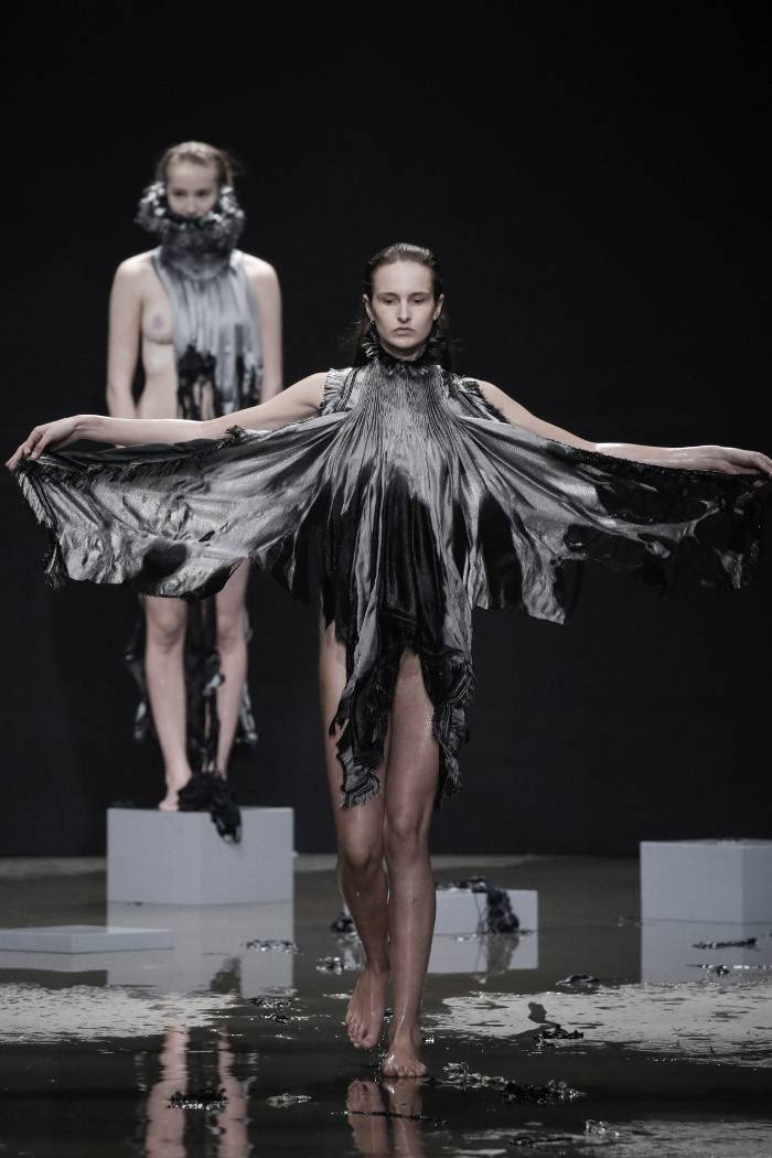 Amsterdam Fashion Week: Jef Montes laat collectie oplossen in water
