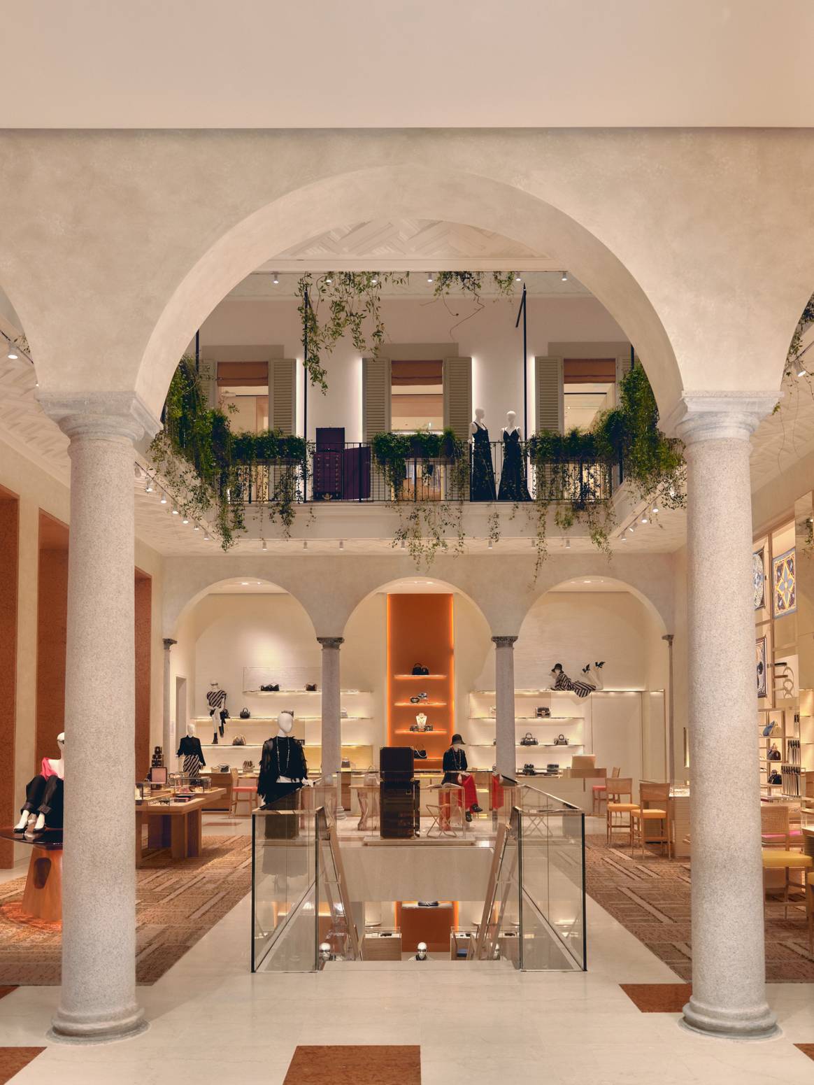 Au sein de la boutique Louis Vuitton, via Montenapoleone, à Milan.