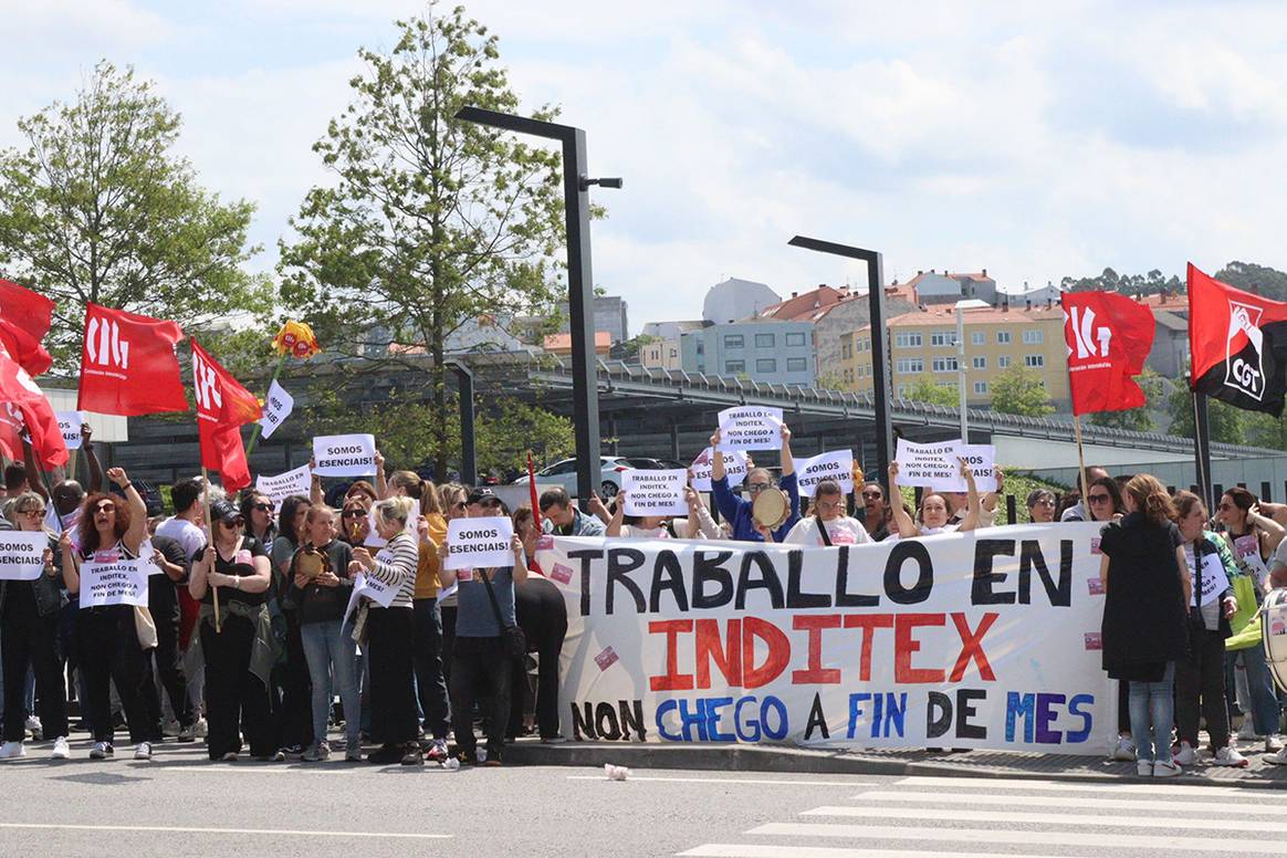 Concentración de los trabajadores de las subcontratas de Inditex frente a la sede de la compañía en Arteixo (La Coruña) durante la jornada de huelga del 8 de mayo de 2025.