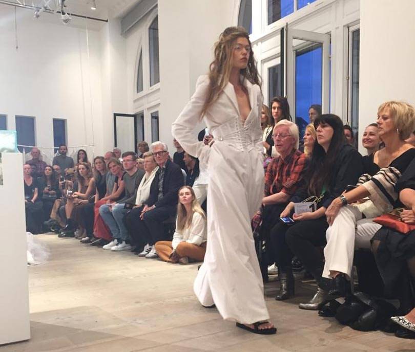 Tesswithlotte laat publiek wegdromen bij demi-couture van vintage trouwjurken
