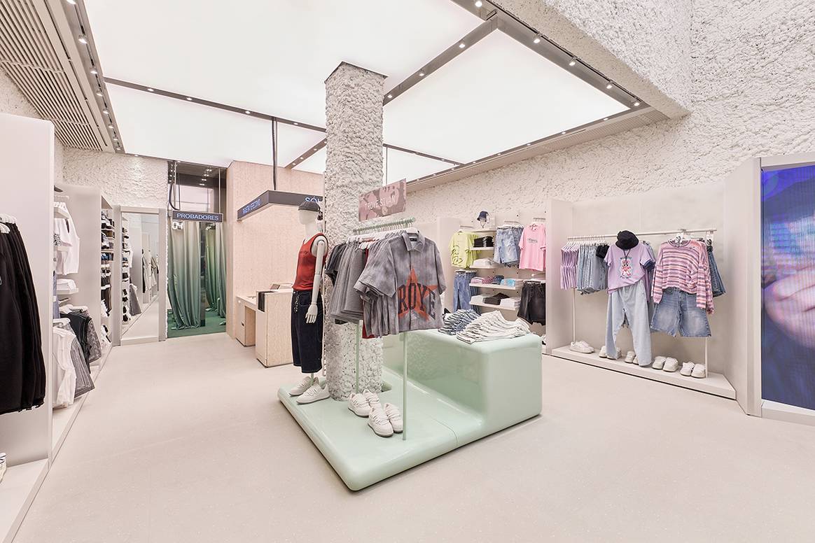 Tienda de Bershka en el número 28-30 de la avenida de Bartomeu de Roselló de Ibiza (España).