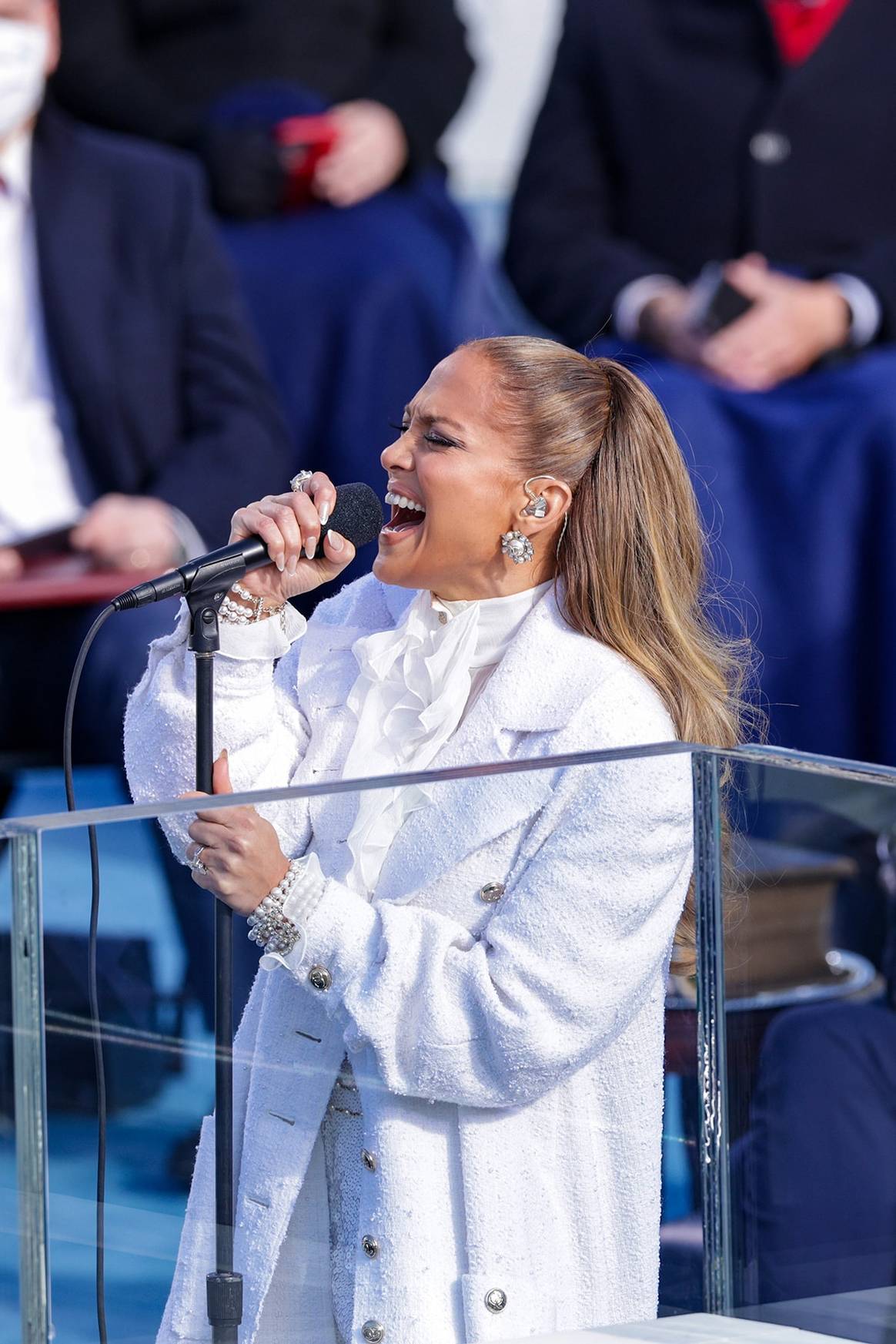 Jennifer Lopez apuesta por un “total look” de Chanel para su actuación en la investidura de Joe Biden