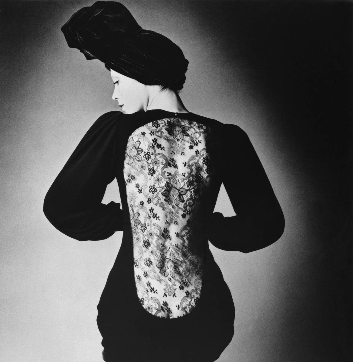 Robe du soir portée par Marina Schiano. Collection haute couture automne-hiver 1970. Photographie de Jeanloup Sieff © Yves Saint Laurent © Estate Jeanloup Sieff