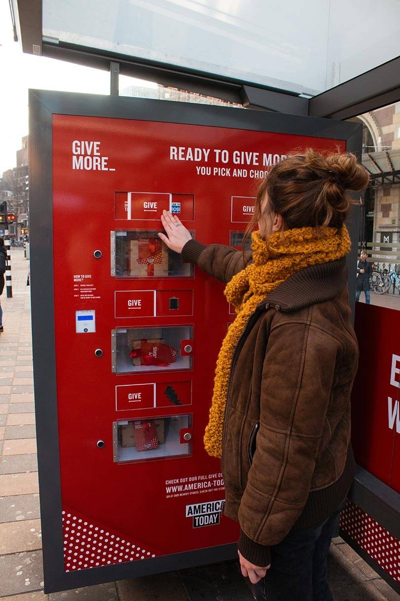 Zien: consumenten in Amsterdam kunnen America Today-producten uit de muur halen